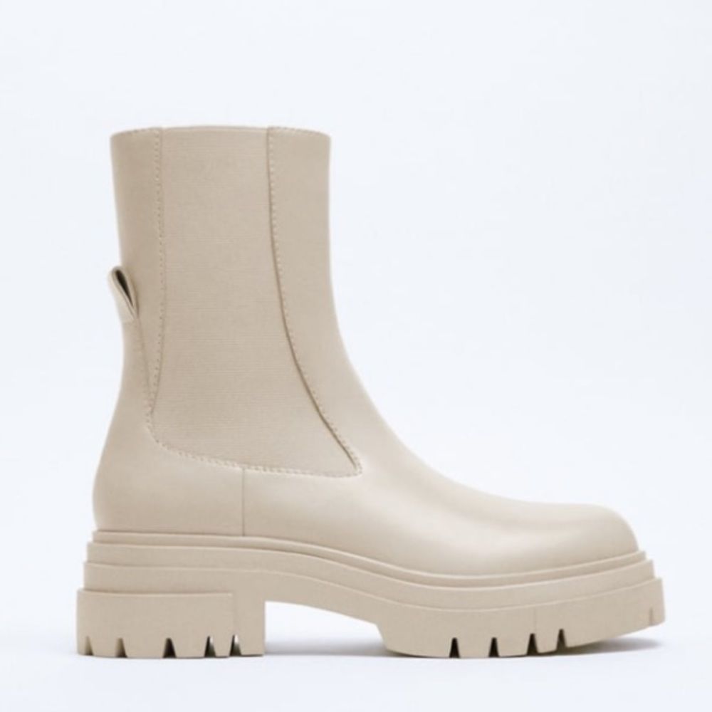 Zara Discounted Off White Crème Leather Lug Sole Ankle Boots size 8